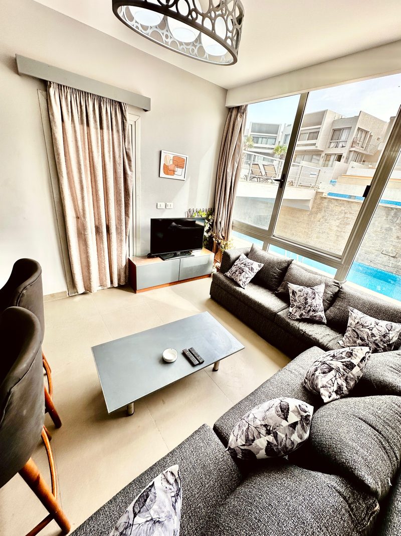 Sholan One Bedroom Pool View — living room